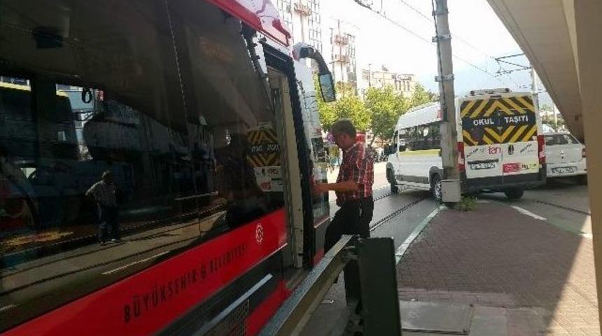 İpekb&ouml;ceği Rayların &Uuml;zerinde Bozulan Servis Minib&uuml;s&uuml; Y&uuml;z&uuml;nden Mahsur Kaldı