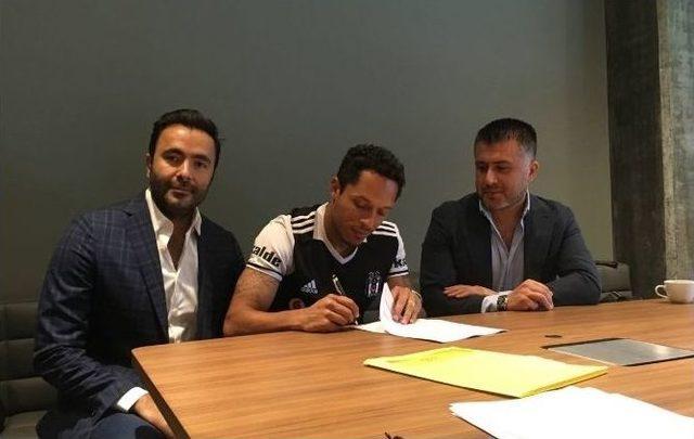 Adriano Correia, Vodafone Arena’yı Gezdi