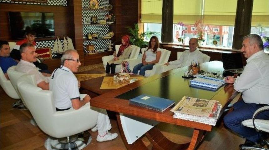 Başkan Baran, Körfez’li Milli Sporcuları Makamında Ağırladı