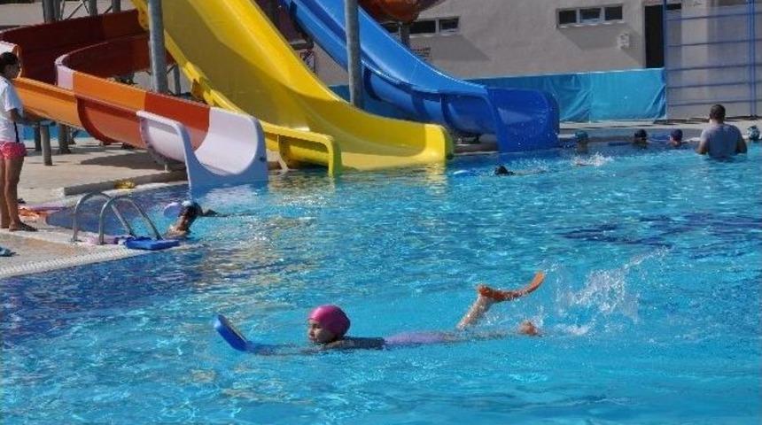 Bilecikli Çocuklar Yüzmeyi Eğlenerek Öğreniyor