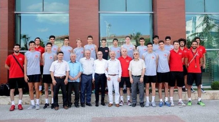 G&uuml;l, Voleybol Milli Takımı&rsquo;nı Ziyaret Etti