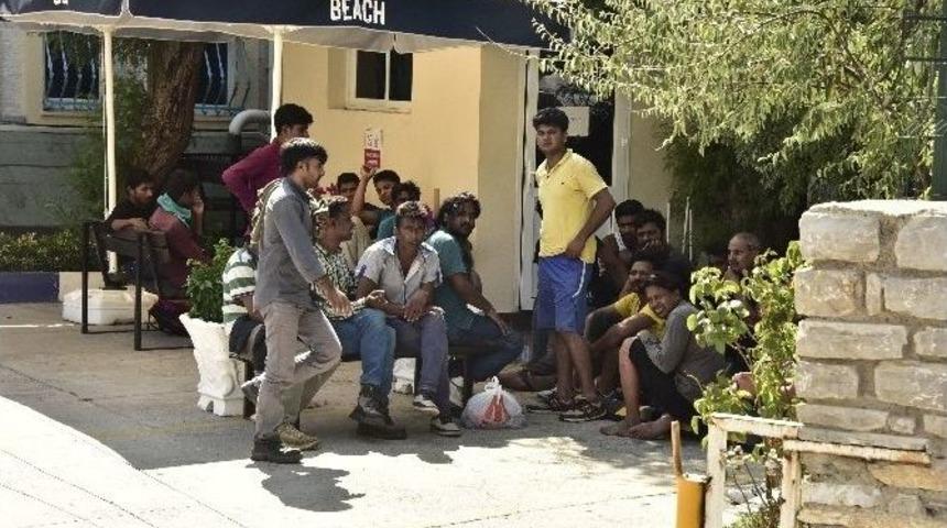 51 Ka&ccedil;ak G&ouml;&ccedil;men Denizin Ortasında Yakalandı