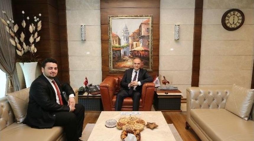 Bakan &Ouml;zl&uuml;, Cern&rsquo;e Kabul Edilen Ahmet Serdar Mutluer&rsquo;le Bir Araya Geldi