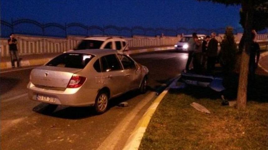 Orta Ref&uuml;je &Ccedil;arpan Otomobil Takla Attı