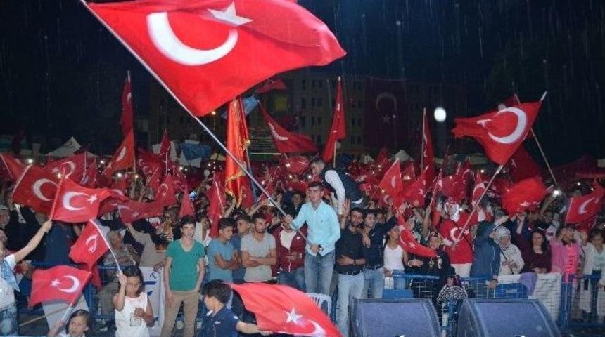 Demokrasi N&ouml;betinde Beraber Islandılar