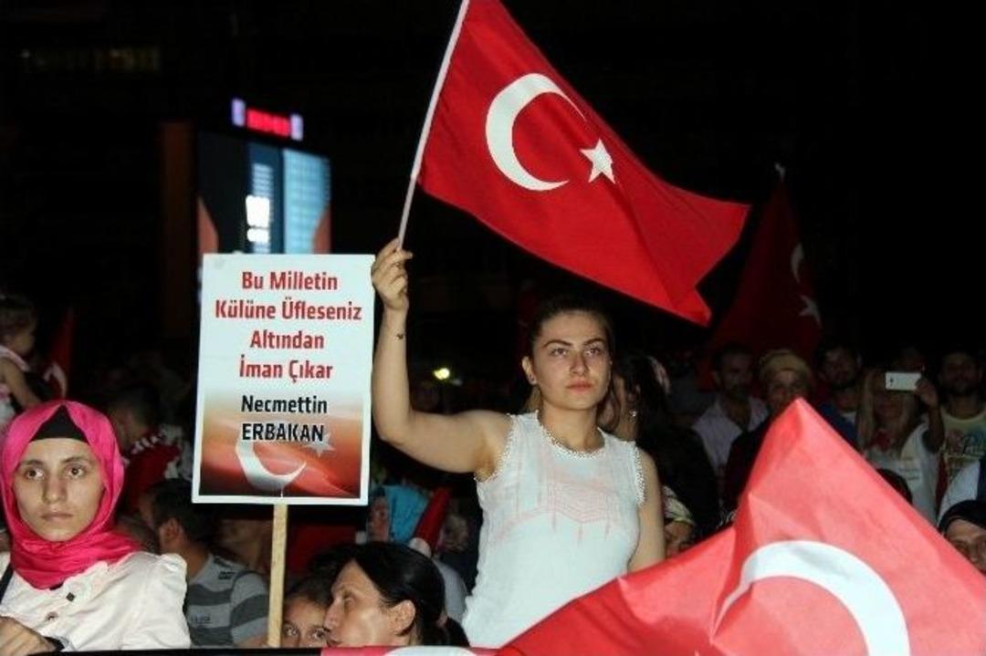 Demokrasi N&ouml;beti 15 G&uuml;nd&uuml;r Coşkuyla Devam Ediyor