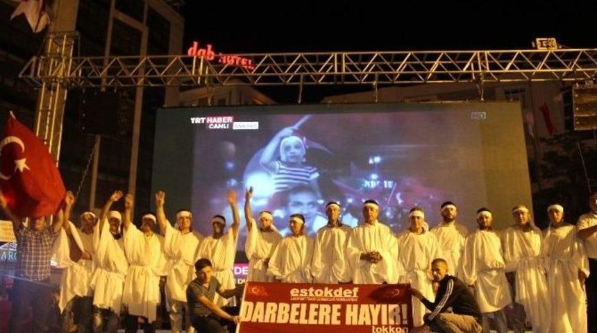 Darbe Girişimine Karşı Kefenlerini Giyip Meydana &Ccedil;ıktılar
