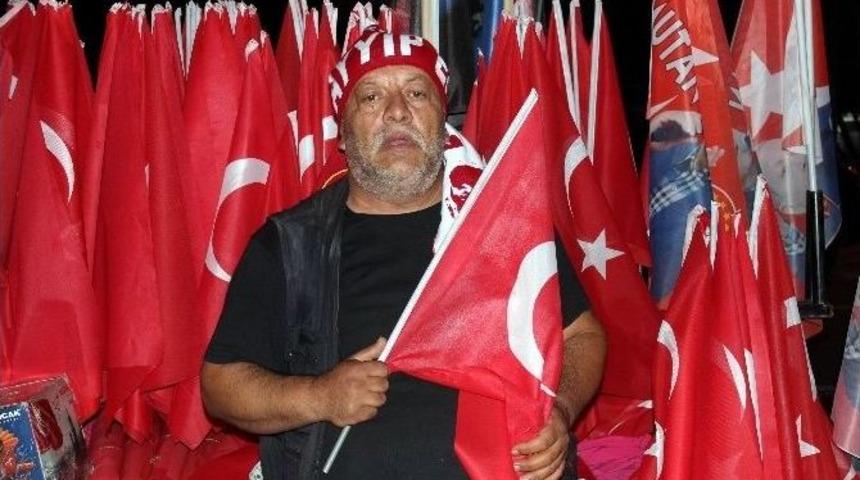 Sattığı Her Bayrak İ&ccedil;in G&ouml;zyaşı D&ouml;k&uuml;yor