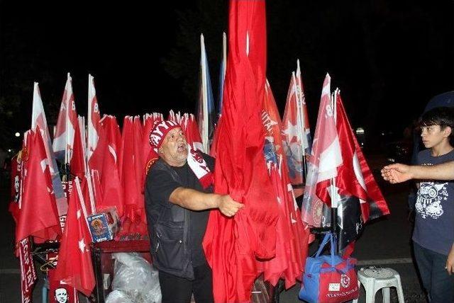 Sattığı Her Bayrak İçin Gözyaşı Döküyor