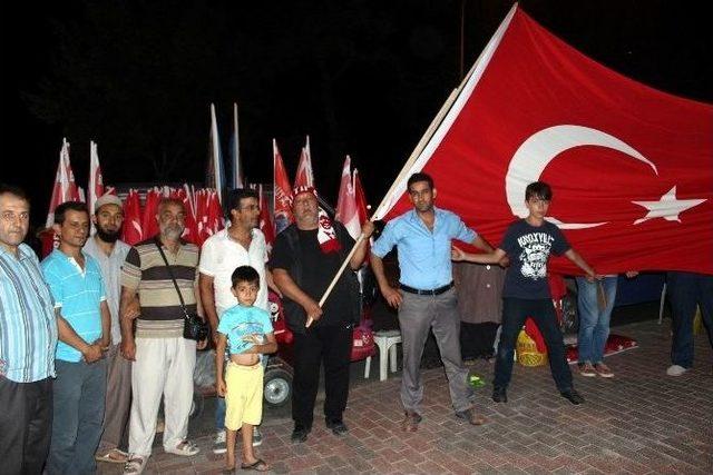 Sattığı Her Bayrak İçin Gözyaşı Döküyor