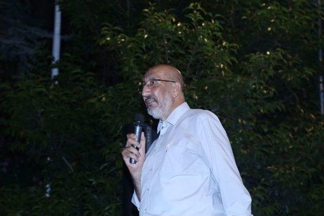 Gazeteci - Yazar Abdurrahman Dilipak, Kağıthane Meydanı’nda Demokrasi Nöbetine Katıldı