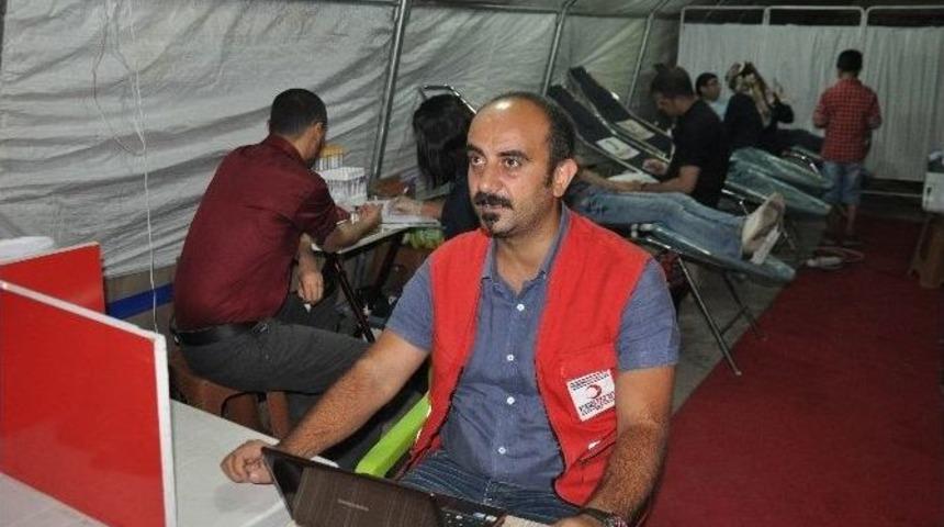 Kızılay, Demokrasi N&ouml;beti Tutan Vatandaşlara İkramlarda Bulundu