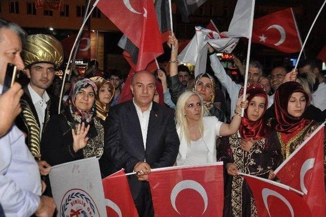 Kızılay, Demokrasi Nöbeti Tutan Vatandaşlara İkramlarda Bulundu