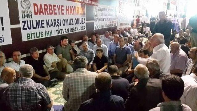 Vali Çınar, Tatvan’daki “demokrasi Nöbetine” Katıldı