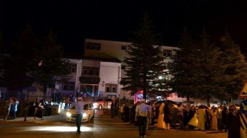 D&uuml;ğ&uuml;nde Atılan Maytap Yangına Neden Oldu