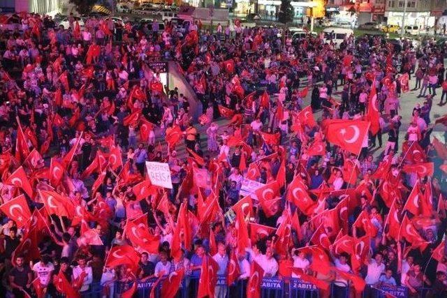 Zeytinburnu Demokrasi Nöbetine Devam Ediyor