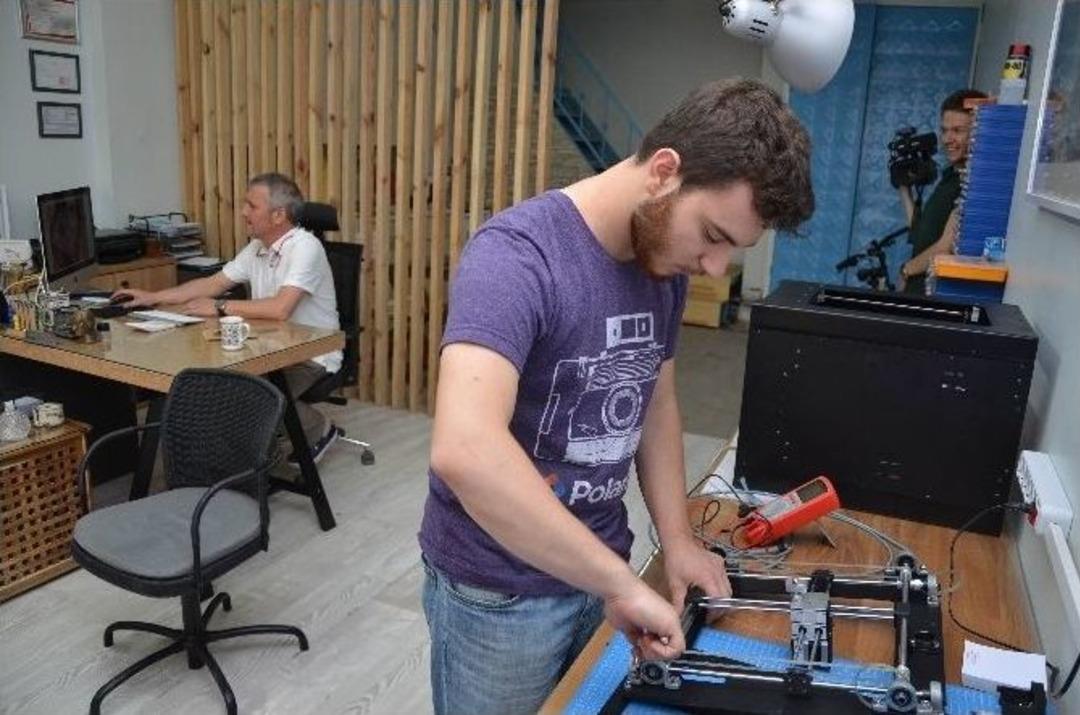 (&ouml;zel Haber) Baba Oğul Merakla Aldıkları 3 Boyutlu Yazıcının &Uuml;retimine Başladı