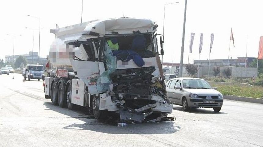 Motorin Y&uuml;kl&uuml; Tanker Kamyona &Ccedil;arptı: 1 Yaralı