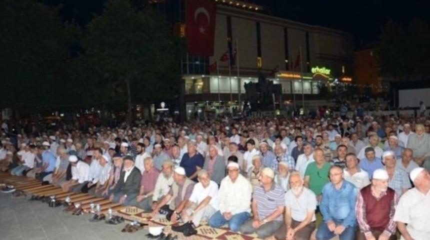 Meydandan Dualar Y&uuml;kseliyor