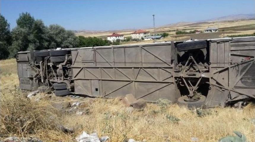 Elazığ-bing&ouml;l Yolunda Otob&uuml;s Devrildi: 15 Yaralı