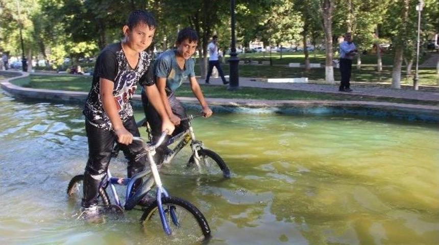 Sıcaktan Bunalan &Ccedil;ocuklar S&uuml;s Havuzlarında Serinliyor