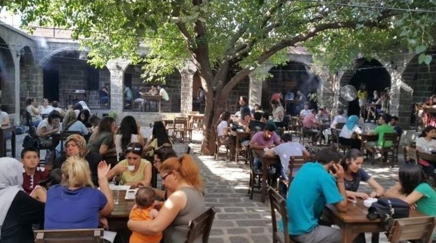 Sıcaktan Ka&ccedil;an Vatandaşlar Tarihe Sığınıyor