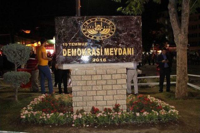 Elazığ’da Vatandaşların Demokrasi Nöbeti Tuttuğu Meydana ’15 Temmuz Demokrasi Meydanı’ Adı Verildi