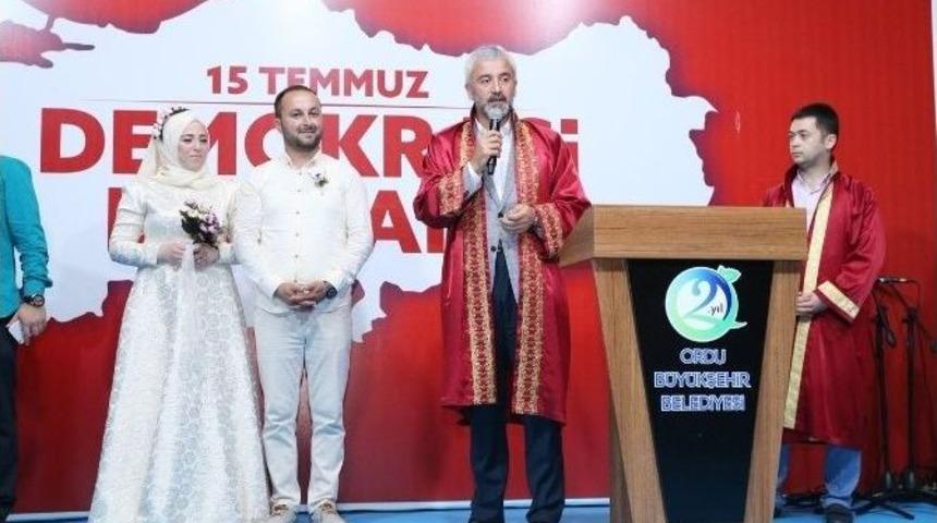 Demokrasi N&ouml;betinde Evlendiler