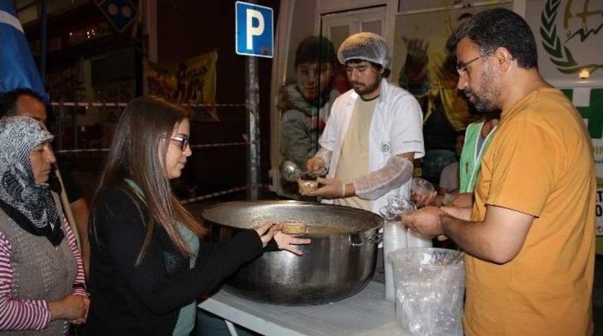 İhh Demokrasi N&ouml;betine Katılanlara Aşure İkram Etti