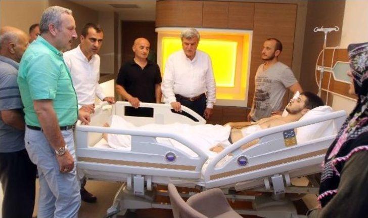 Başkan Karaosmanoğlu, Darbe Girişiminde Yaralanan Genci Ziyaret Etti