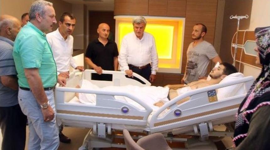 Başkan Karaosmanoğlu, Darbe Girişiminde Yaralanan Genci Ziyaret Etti