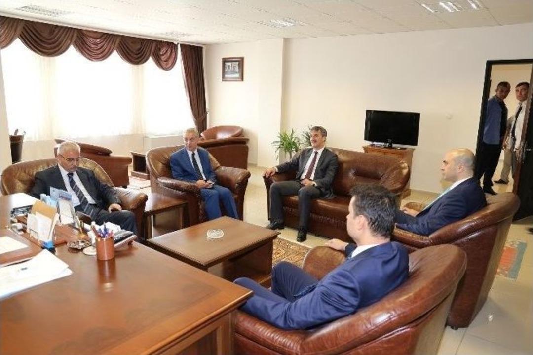 Vali G&uuml;ven&ccedil;er Turgutlu&rsquo;da İncelemelerde Bulundu