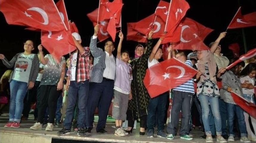 Bilecikliler Demokrasi N&ouml;betini S&uuml;rd&uuml;r&uuml;yor