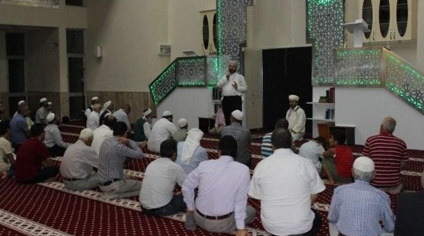 Demokrasi Şehitleri İ&ccedil;in Eller Semaya Uzandı