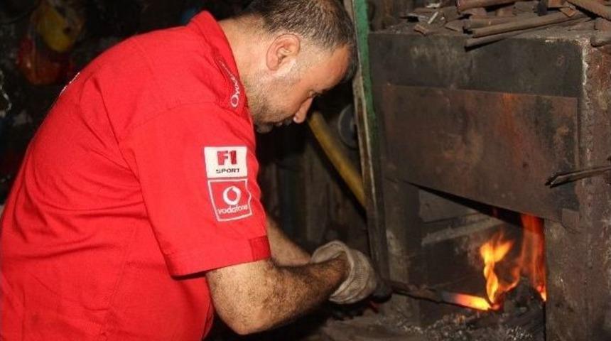 Sıcak Havada Ekmek Parasını Ateşten &Ccedil;ıkarıyorlar