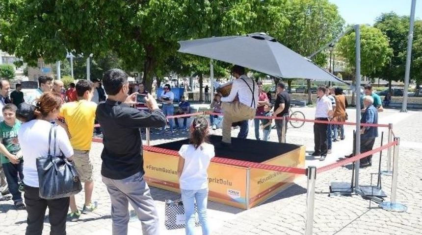 Boşlukta Oturan Adam G&ouml;renleri Şaşırtıyor