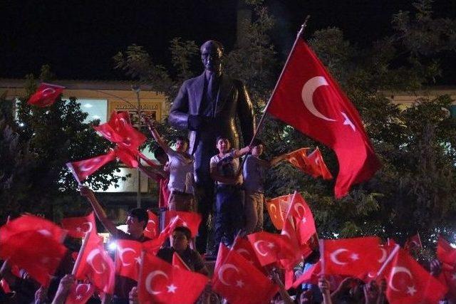 Şanlıurfa Merkez Ve İlçelerinde Demokrasi Nöbeti Sürüyor