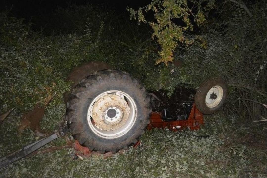 Tarlada &Ccedil;alıştığı Trakt&ouml;r&uuml;n Altında Kaldı