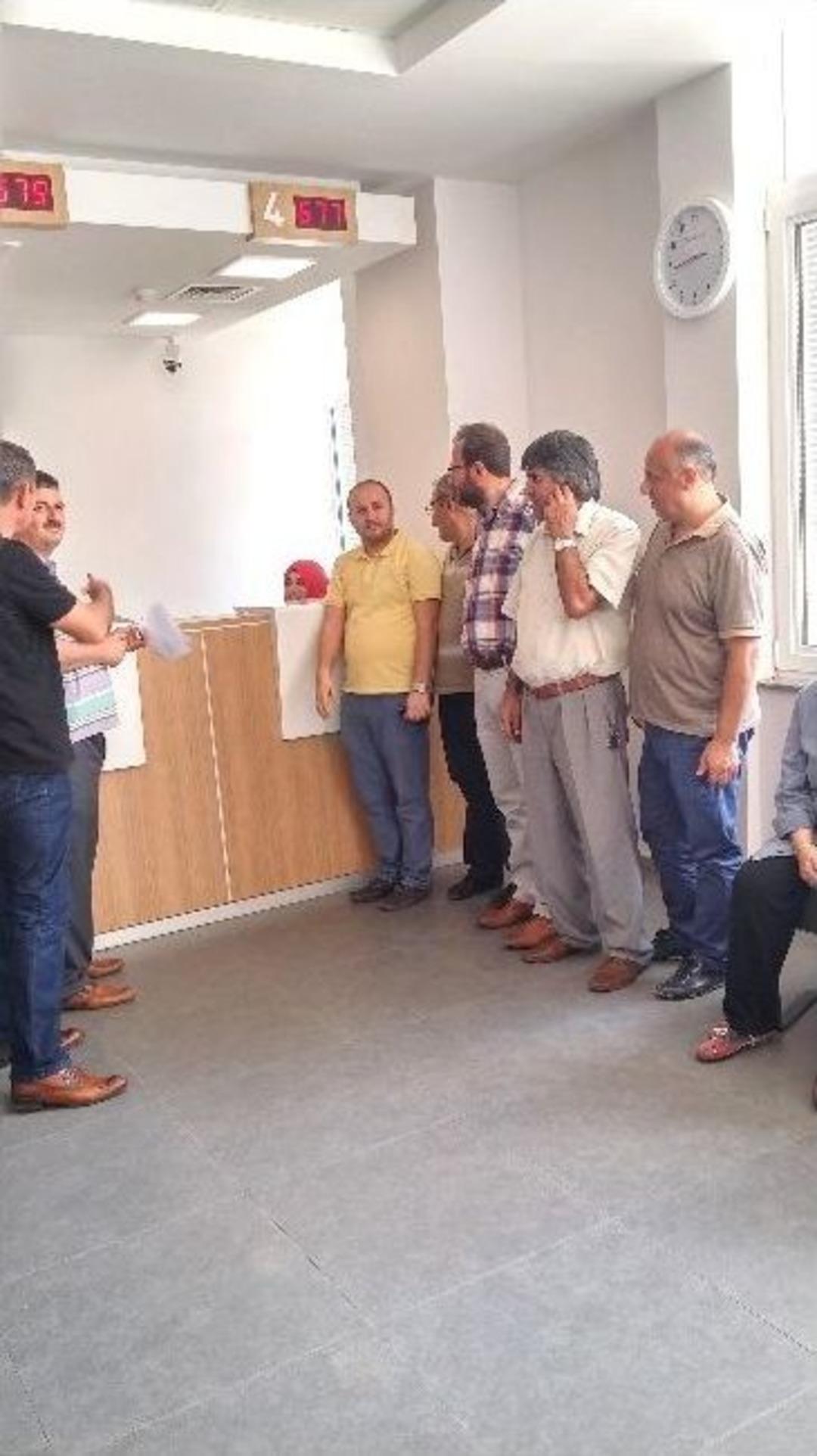 Gediz&rsquo;de Eğitim-bir-sen &Uuml;yelerinden Demokrasi Şehitlerine Yardım