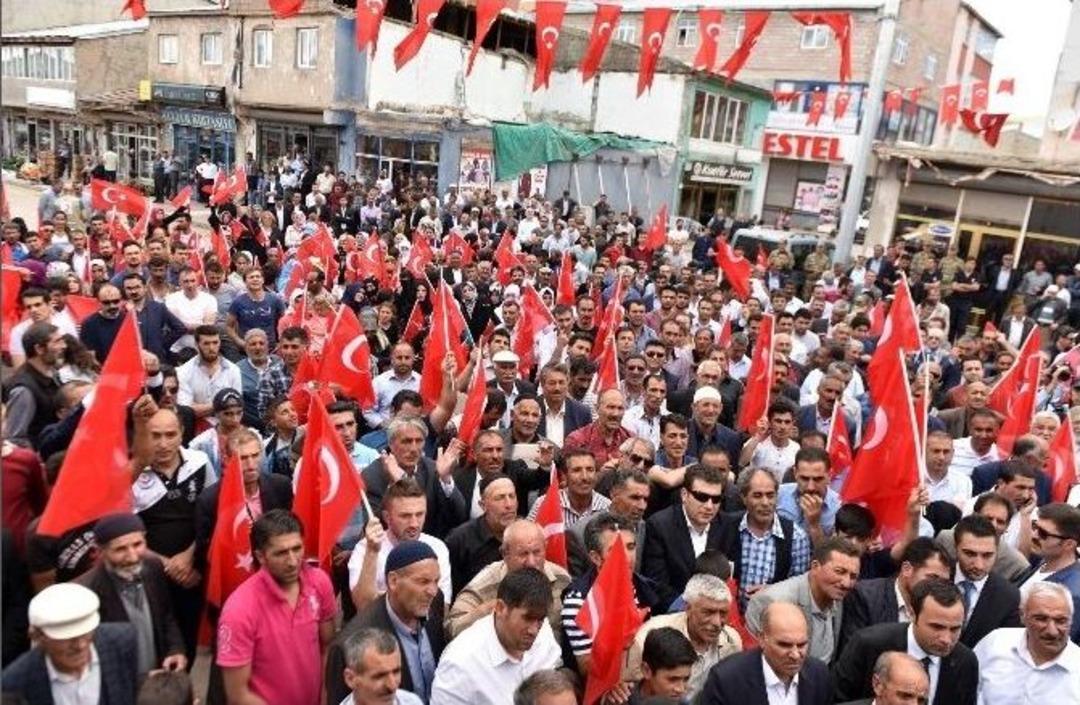 Karayazı İstiklal Y&uuml;r&uuml;y&uuml;ş&uuml; Ve Demokrasi Mitingiyle Coştu
