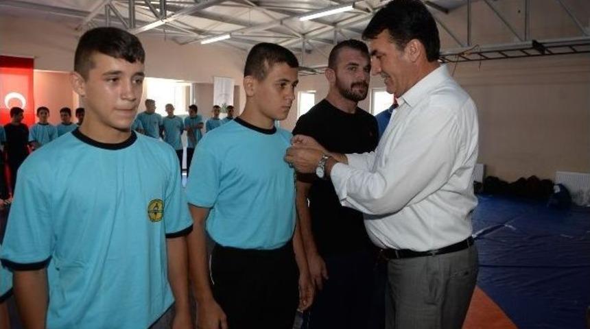 Pehlivanlar Mutluluklarını D&uuml;ndar İle Paylaştı