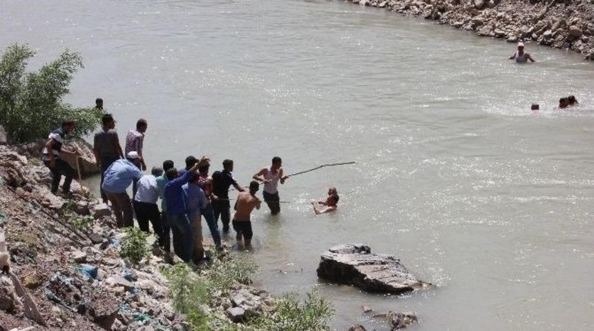Zap Suyu&rsquo;na D&uuml;şen &Ccedil;ocuklardan Biri &Ouml;l&uuml; Bulundu
