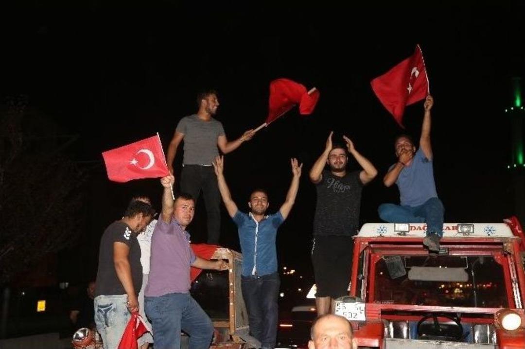 Darbe Girişimine Trakt&ouml;rl&uuml; Tepki