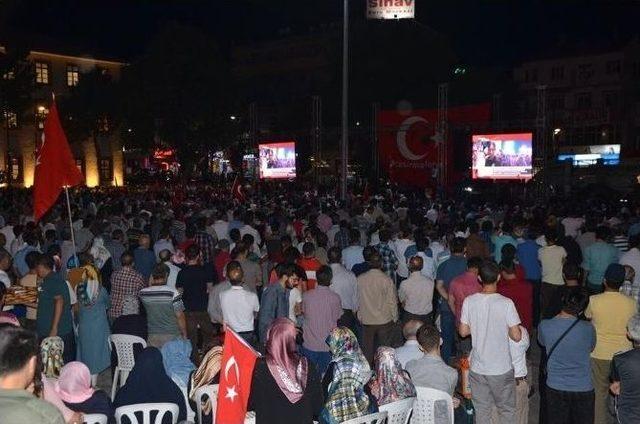 Kamu Hastaneleri Birliği Genel Sekreterliği Nöbet Tutan Vatandaşlara Ücretsiz Sağlık Hizmeti Veriyor