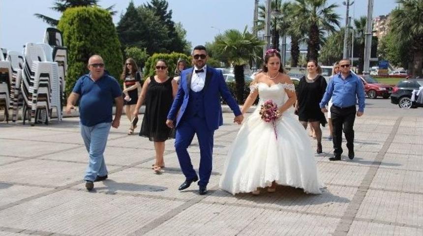 Gen&ccedil; &Ccedil;ift Nikahlarının Ardından Darbe Şehitleri İ&ccedil;in Dua Etti