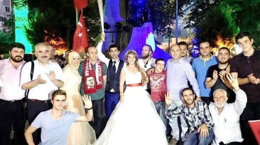 Gelin Ve Damat Demokrasi N&ouml;betinde