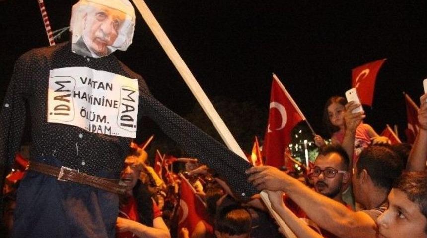Fetullah G&uuml;len Kuklasını Astılar