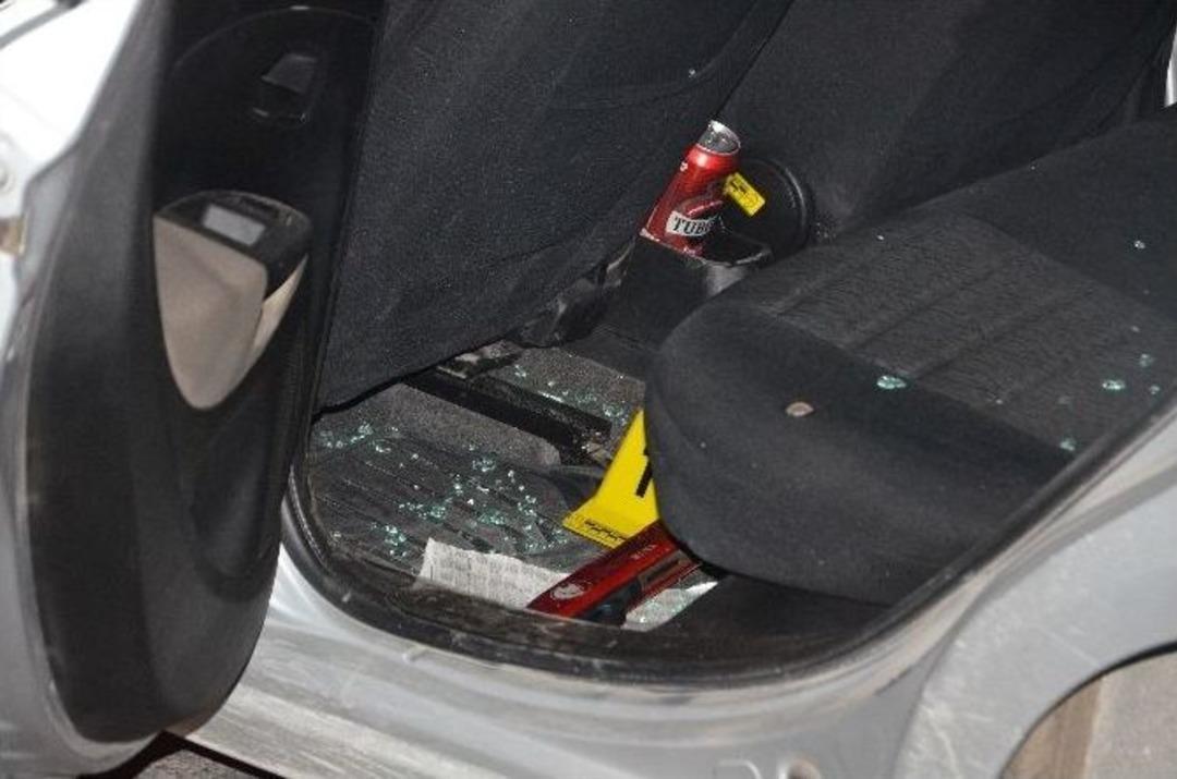 Polis Ateş Ederek Ka&ccedil;an Şahısları Arabalarına &Ccedil;arparak Durdurdu