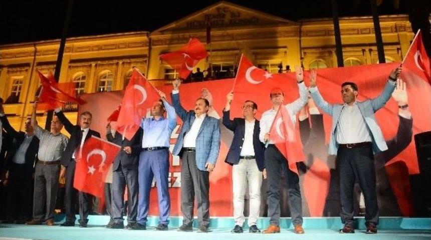 Bakan Eroğlu İzmirlilerle Demokrasi N&ouml;betinde