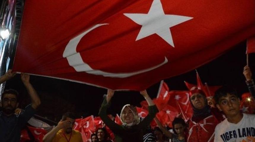 Diyarbakır&rsquo;daki Demokrasi N&ouml;beti Coşkuyla Devam Ediyor